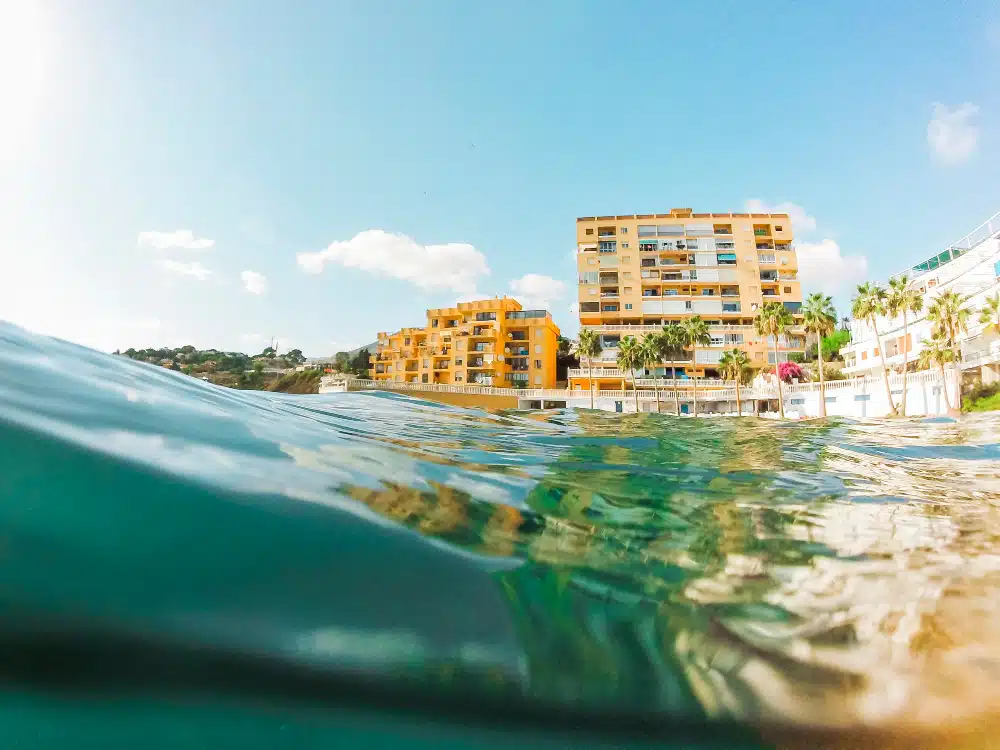 hermosa vista agua mar azul cerca orilla